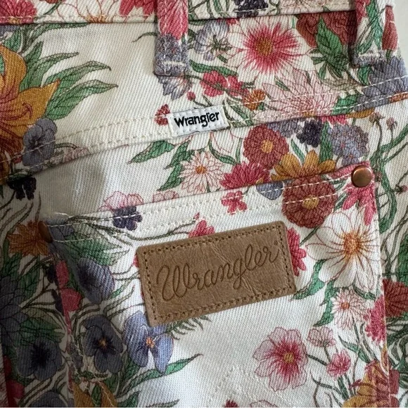 Free People x Wrangler Westward 626 High Rise Boot Floral Jeans size 26 - Picture 8 of 10